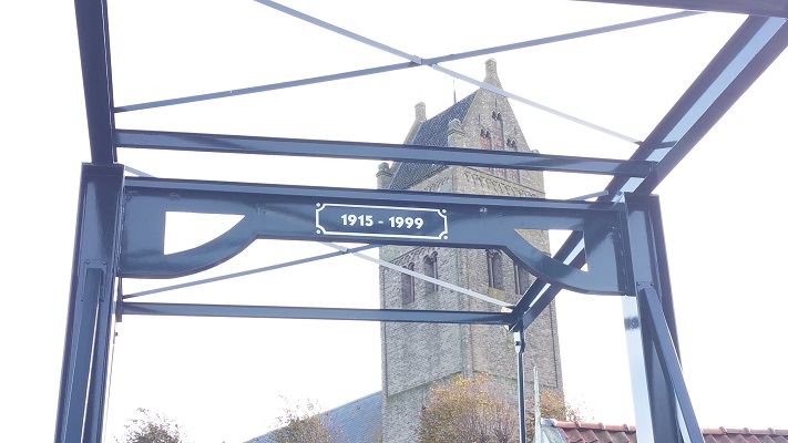 Ophaalbrug en kerk Jorwert op wandeling over Elfstedenpad van Leeuwarden naar Mantgum