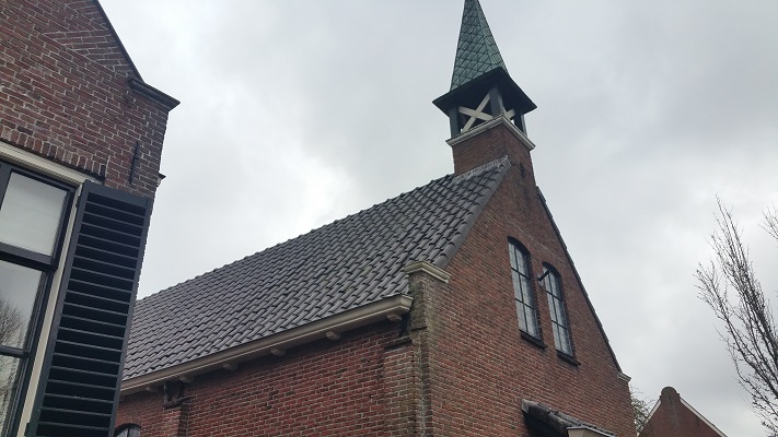 Kerk in Sloten op wandeling over het Elfstedenpad van Oudemirdum naar Sloten
