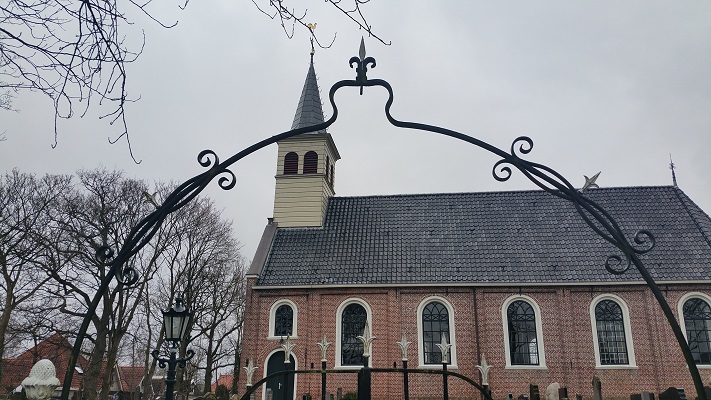 Kerk Oudemirdum op wandeling over het Elfstedenpad van Oudemirdum naar Sloten