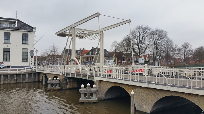 Ophaalbrug Harlingen op wandeling over het Elfstedenpad van Wijnaldum naar Harlingen