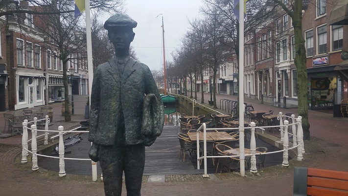 Bronzen beeld Anton Wachter in Harlingen op wandeling over het Elfstedenpad van Wijnaldum naar Harlingen