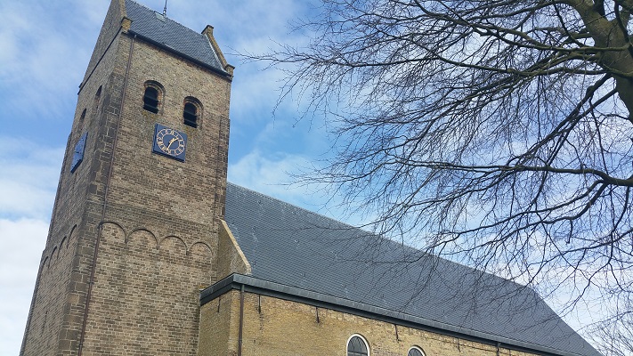 Kerk Kimswerd op wandeling over het Elfstedenpad van Witmarsum naar Kimswerd