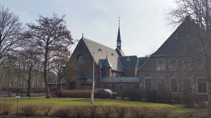 Kerk Witmarsum op wandeling over het Elfstedenpad van Witmarsum naar Kimswerd