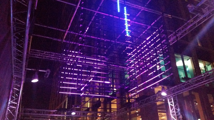 Lichtkunstwerk tijdens een avondwandeling van GLOW in Eindhoven in 2017