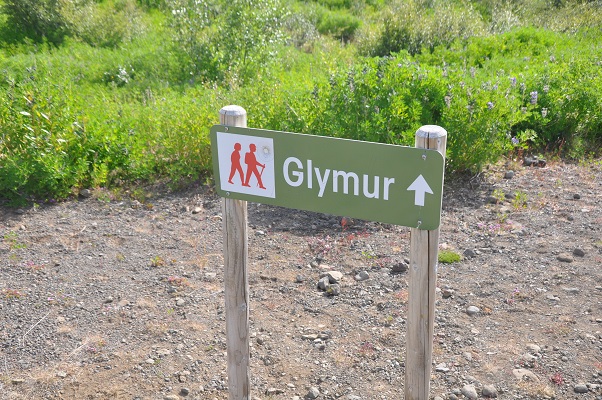 Glymur-IJsland-1 Markering wandelpad tijdens wandeling naar waterval op wandelreis naar IJsland