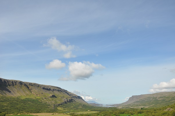 Landschap in Noord-IJsland tijdens wandeling naar waterval op wandelreis naar IJsland