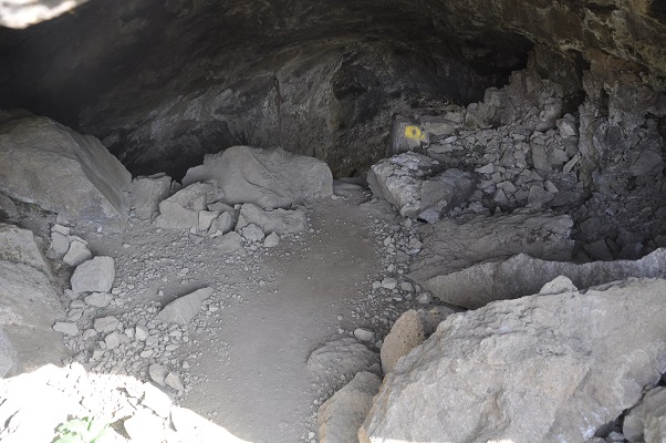 Doorgang van een wandelpad door grot tijdens wandeling naar waterval op wandelreis naar IJsland