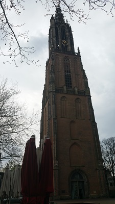 Wandelen over het Grebbeliniepad bij de Nieuwe Kerk in Amersfoort