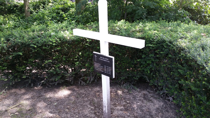 Wandelen over het Grebbeliniepad bij herdenkingskruis van de gevallen soldaat in Renswoude