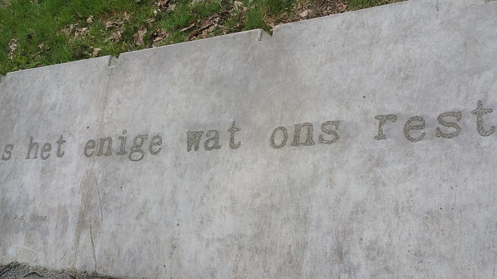 Wandelen over het Grebbeliniepad bij gedenkmuur in Rhenen