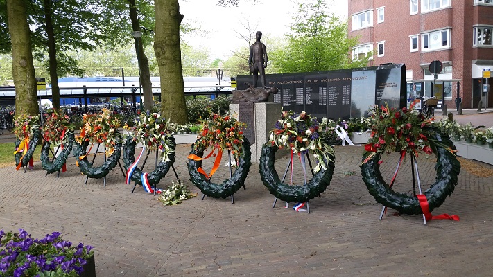 Wandelen over het Grebbeliniepad bij kransen bij de dodenherdenking in Veenendaal