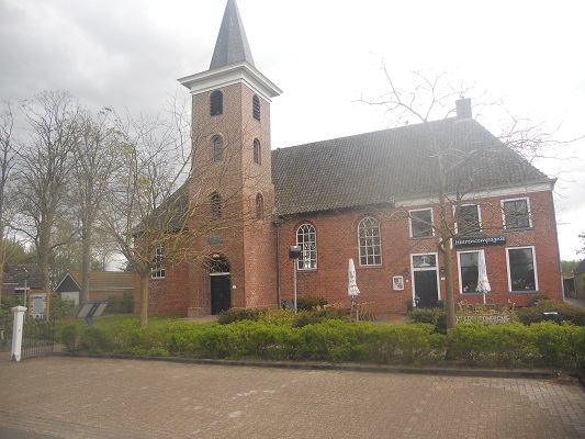 Wandelen over het Groot Frieslandpad bij de kerk in Annerveenschekanaal