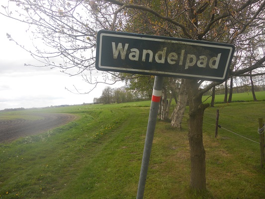 Wandelen over het Groot Frieslandpad over wandelpad in Nieuw Annerveen