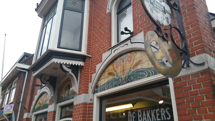 Wandelen over het Groot Frieslandpad bij de bakkerij in Beetsterzwaag