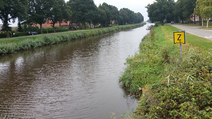 Wandelen over het Groot Frieslandpad langs het B.L. Tijdenskanaal in Rhederbrug