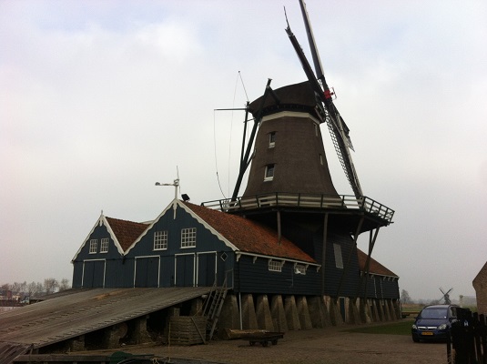 Wandelen over het Groot Frieslandpad bij molen De Rat in IJlst