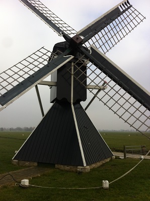 Wandelen over het Groot Frieslandpad bij molen spinnekop tussen IJlst en Sneek