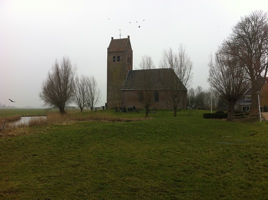 Wandelen over het Groot Frieslandpad bij de kerk in Blauwhuis