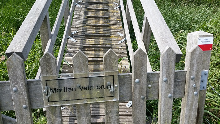 Wandelen over het Groot Frieslandpad bij de Martien Vethbrug