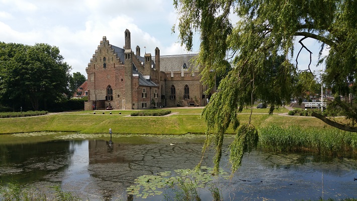 Wandelen over het Groot Frieslandpad bij kasteel Radboud in Medemblik