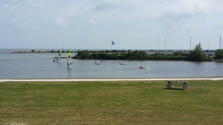Wandelen over het Groot Frieslandpad bij kitesurfers op het IJsselmeer