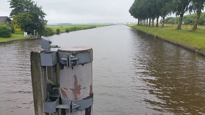 Wandelen over het Groot Frieslandpad over het A.G. Wildervanckkanaal