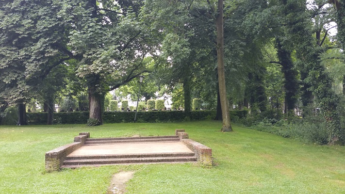 Wandelen over het Groot Frieslandpad bij begraafplaats in Veendam