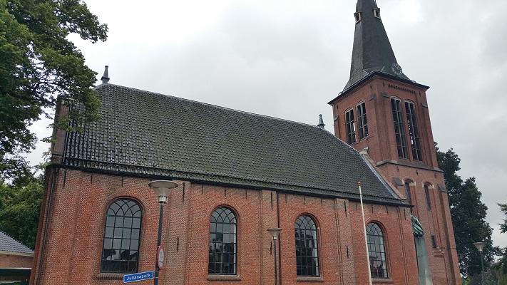 Wandelen over het Groot Frieslandpad bij de Hervormde Kerk in Veendam