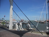 Wandelen over het Groot Frieslandpad bij haven in Hindeloopen