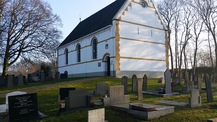 Wandelen over het Groot Frieslandpad bij kerk in Hemrik