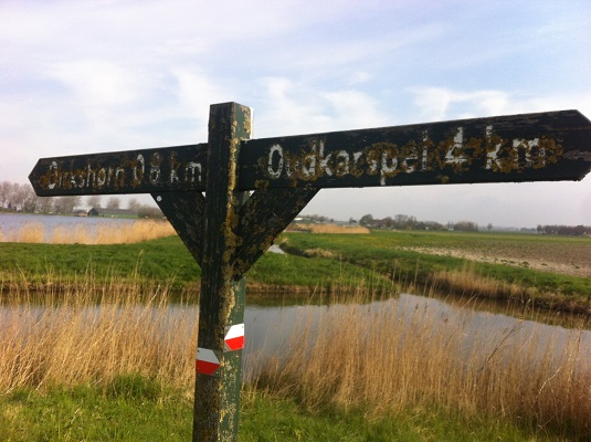 Wandelen over het Groot Frieslandpad bij handwijzer Oudkarpsel-Dirkshorn