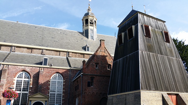 Wandelen over het Groot Frieslandpad bij de kerk in Sneek