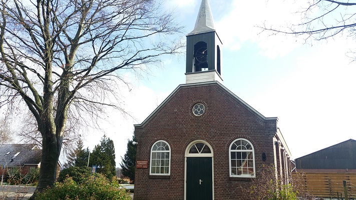Wandelen over het Groot Frieslandpad bij de kerk in Een