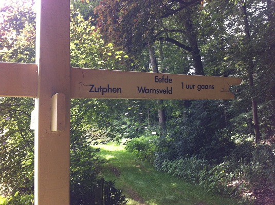 Hanzestedenpad-Dagwandeling-de-Hoofdige-Boer-6 Handwijzer inAlmen tijdens een dagwandeling De Hoofdige Boer over het Hanzestedenpad