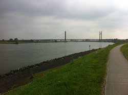IJssel met IJsselbrug op een wandeling over het Hanzestedenpad in de IJsseldelta van Kampen naar Hattem