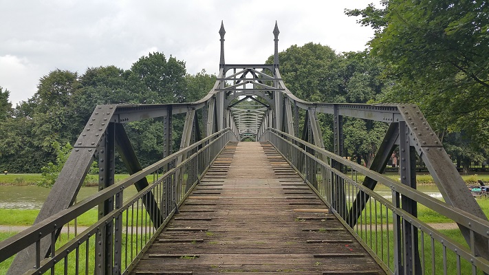 Gietijzeren brug bij Riesenbeck op Hermannsweg tijdens een wandeling van Bevergern naar Riesenbeck op wandelreis in het Teutoburgerwald in Duitsland