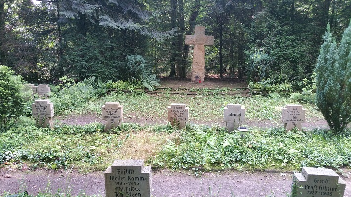 Kerkhof in de bergen tijdens wandeling over Hermannsweg van Brochterbeck naar Hockendes Weib op wandelreis in het Teuroburgerwald in Duitsland