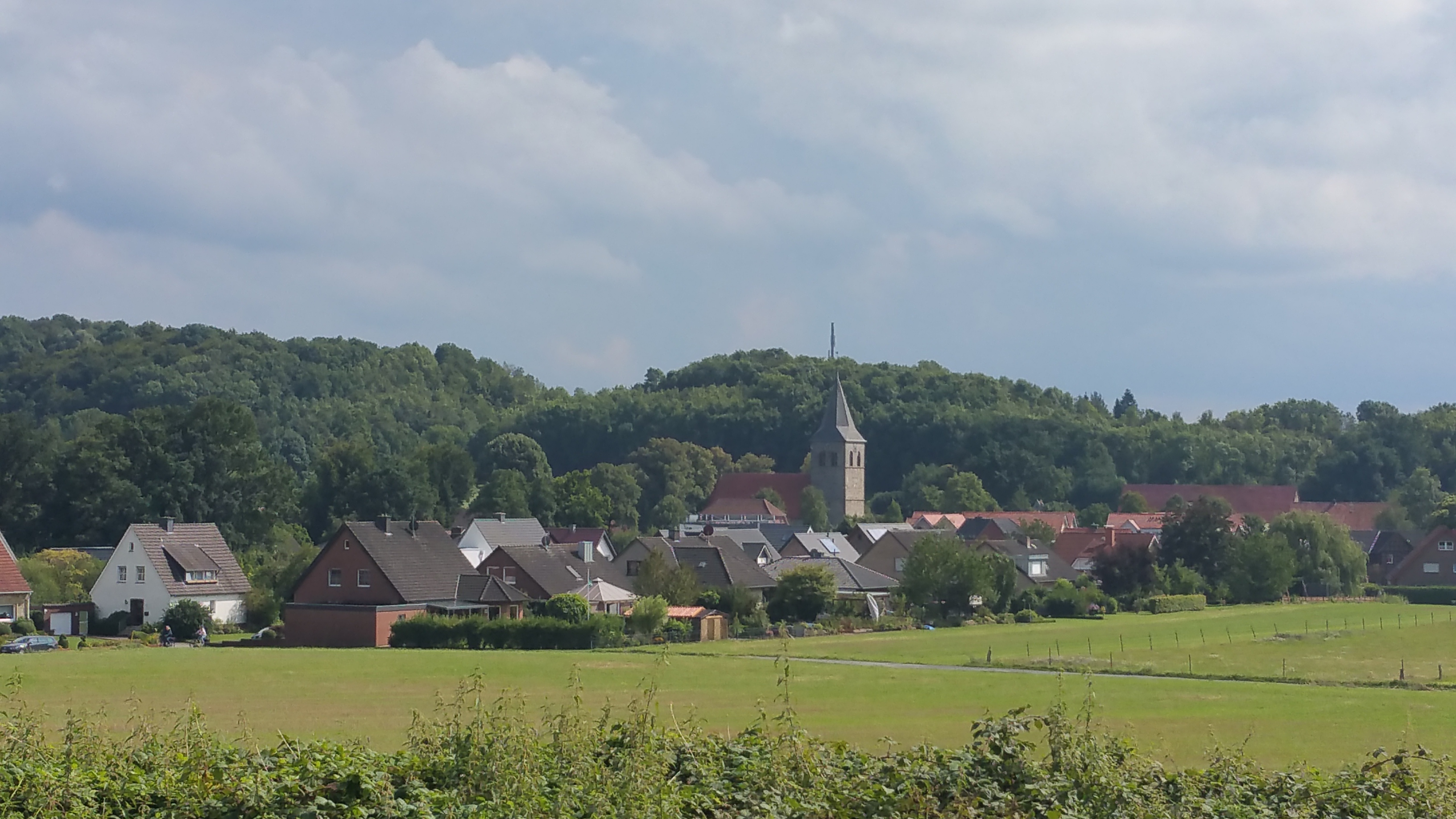 Kerk bij Brochterbeck tijdens wandeling over Hermannsweg van Brochterbeck naar Hockendes Weib op wandelreis in het Teuroburgerwald in Duitsland
