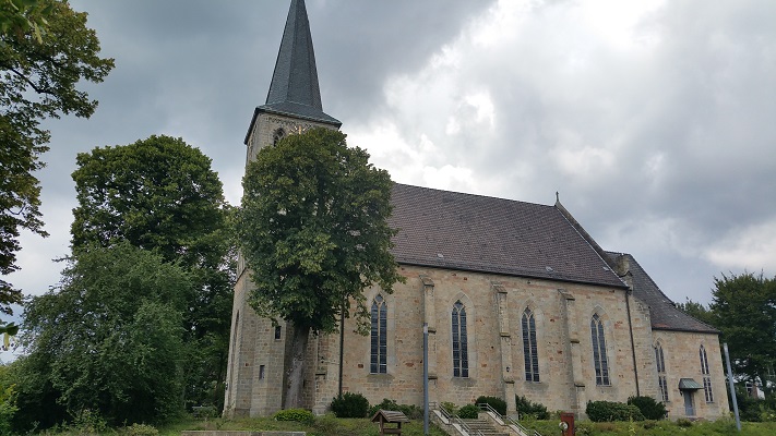 Kerk Brochterbeck tijdens wandeling over Hermannsweg van Brochterbeck naar Hockendes Weib op wandelreis in het Teuroburgerwald in Duitsland