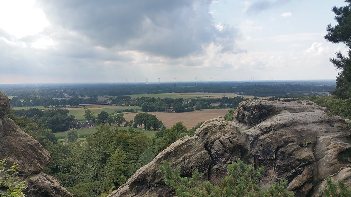 Vergezicht op rotsen Hockendes Weib tijdens wandeling over Hermannsweg van Brochterbeck naar Hockendes Weib op wandelreis in het Teuroburgerwald in Duitsland