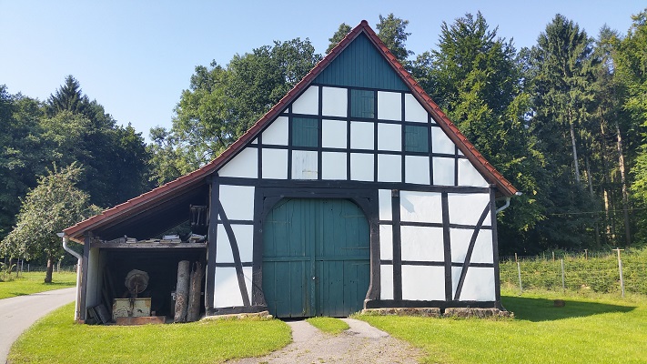 Vakwerkhuis tijdens wandeling over Hermannsweg van Hagen naar Borgberg Duvensteine op wandelreis in het Teuroburgerwald in Duitsland