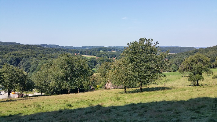 Zicht over berglandschap tijdens wandeling over Hermannsweg van Hagen naar Borgberg Duvensteine op wandelreis in het Teuroburgerwald in Duitsland