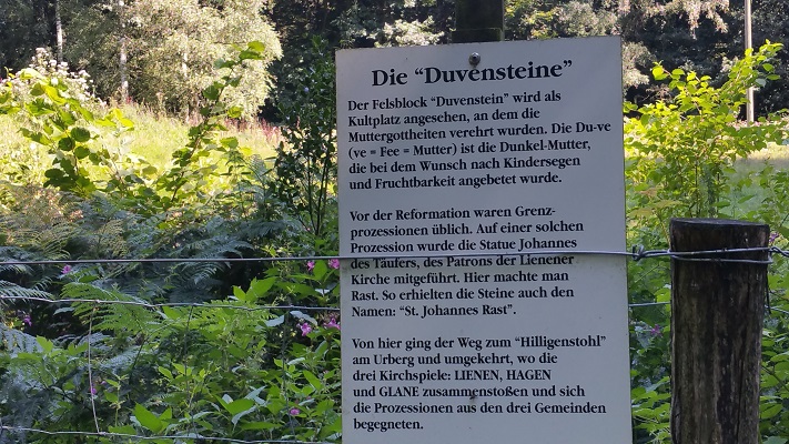 Die Duvensteine tijdens wandeling over Hermannsweg van Hagen naar Borgberg Duvensteine op wandelreis in het Teuroburgerwald in Duitsland