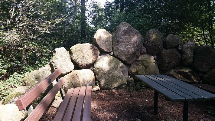Gestapelde stenen bij picknickplaats tijdens wandeling over Hermannsweg van Riesenbeck naar Hockendes Weib op wandelreis in het Teuroburgerwald in Duitsland