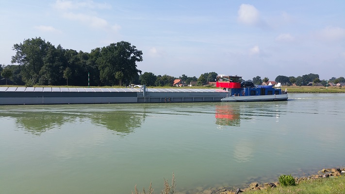 Scheepvaart op kanaal tijdens wandeling over Hermannsweg van Riesenbeck naar Hockendes Weib op wandelreis in het Teuroburgerwald in Duitsland
