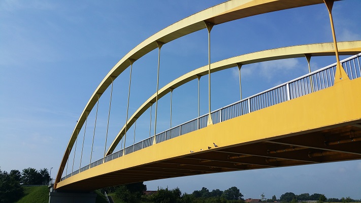 IJzeren boogbrug tijdens wandeling over Hermannsweg van Riesenbeck naar Hockendes Weib op wandelreis in het Teuroburgerwald in Duitsland