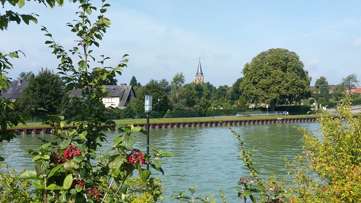Zicht op Riesenbeck langs kanaal tijdens wandeling over Hermannsweg van Riesenbeck naar Hockendes Weib op wandelreis in het Teuroburgerwald in Duitsland