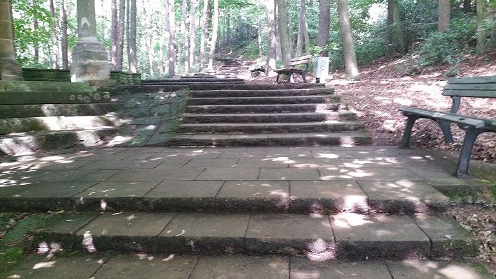 Stenen trappen in Riesenbeck op statieweg tijdens wandeling over Hermannsweg van Riesenbeck naar Hockendes Weib op wandelreis in het Teuroburgerwald in Duitsland