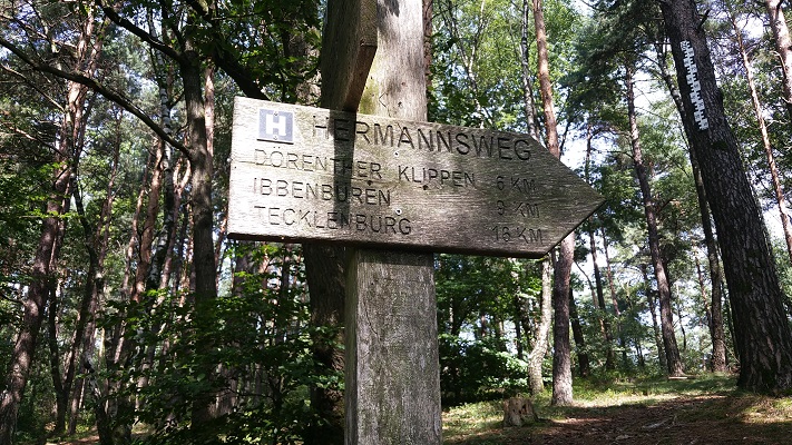 Wegwijzer tijdens wandeling over Hermannsweg van Riesenbeck naar Hockendes Weib op wandelreis in het Teuroburgerwald in Duitsland