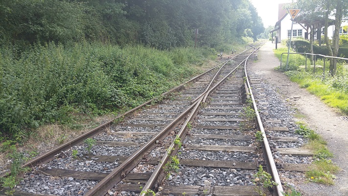 Spoorlijn tijdens wandeling over Hermannsweg van Tecklenburg naar Brochterbeck op wandelreis in het Teuroburgerwald in Duitsland